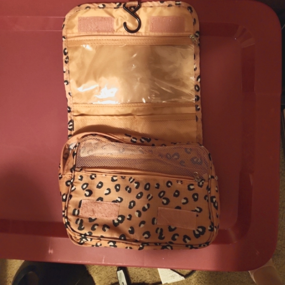 Hanging travel bathroom organizer
